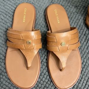 NWOT COLE HAAN tong flat shoes, size 6B